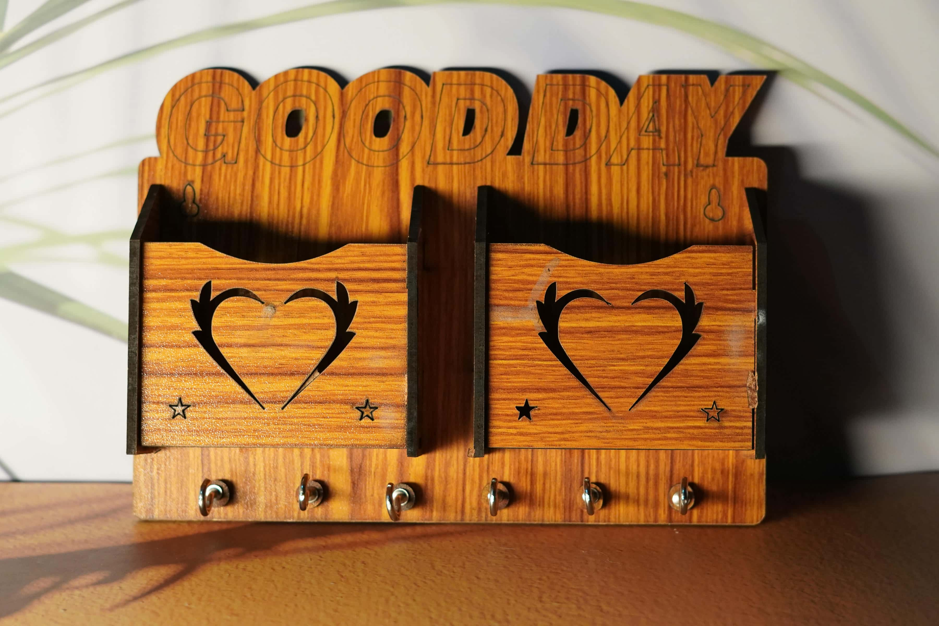 Heartfelt Welcome: Wooden Key Holder with Dual Compartments and Key Hooks